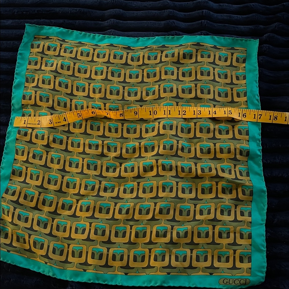 Rare. Gucci Geometric Silk Scarf in Green and Gold - Picture 3 of 3